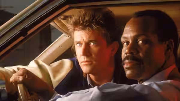 Martin Riggs and Roger Murtaugh sit together in the front of a car