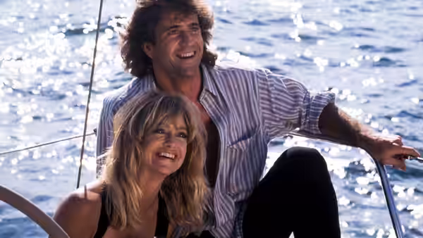 Rick Jarmin (Mel Gibson) and Marianne Graves (Goldie Hawn) relax together aboard a sailboat