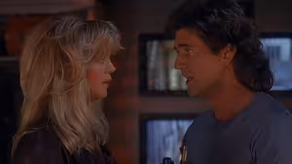 Marianne Graves (Goldie Hawn) and Rick Jarmin (Mel Gibson) face each other indoors
