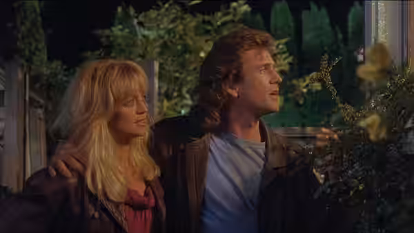 Marianne Graves (Goldie Hawn) and Rick Jarmin (Mel Gibson) look out from a garden doorway