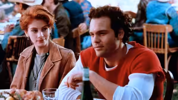 Hilary O'Neil (Julia Roberts) sits with a man at an outdoor café table