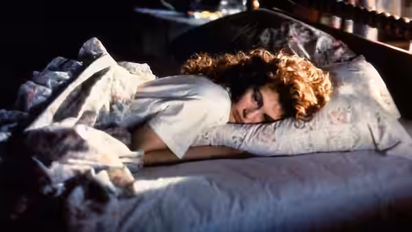 Hilary O'Neil (Julia Roberts) lies on her stomach across a bed