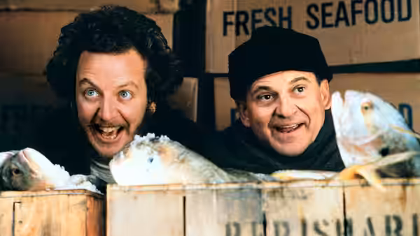 Harry (Joe Pesci) and Marv (Daniel Stern) hide among fish crates at a seafood market