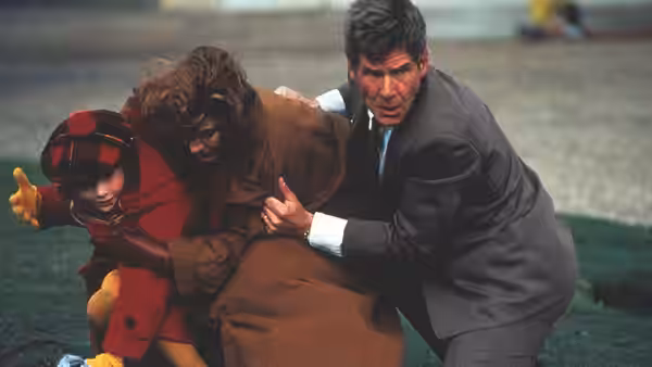 Jack Ryan (Harrison Ford) shields Cathy and Sally from danger outdoors