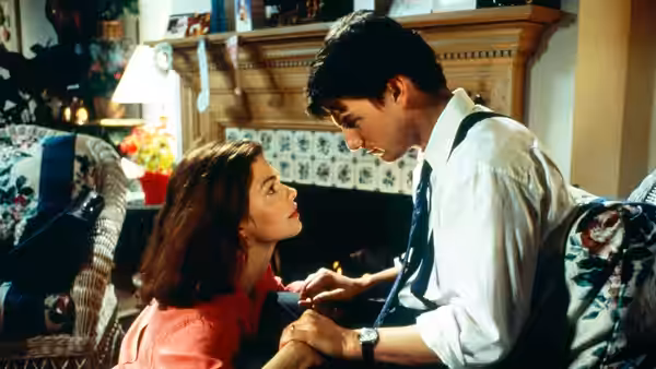 Mitch McDeere (Tom Cruise) leans toward Abby McDeere (Jeanne Tripplehorn) at home