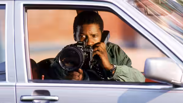 Gray Grantham (Denzel Washington) photographs someone from inside a parked car
