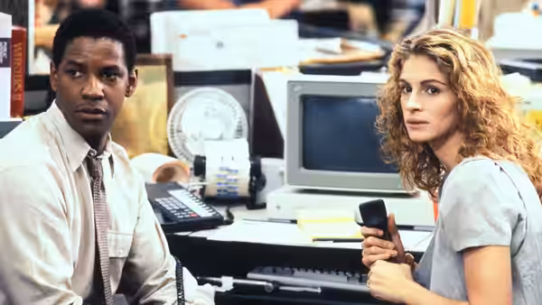 Gray Grantham (Denzel Washington) and Darby Shaw (Julia Roberts) sit beside computers in a newsroom