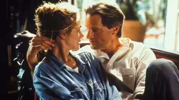 Darby Shaw (Julia Roberts) sits close to Thomas Callahan (Sam Shepard) indoors