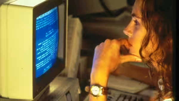 Darby Shaw (Julia Roberts) studies text on a computer monitor