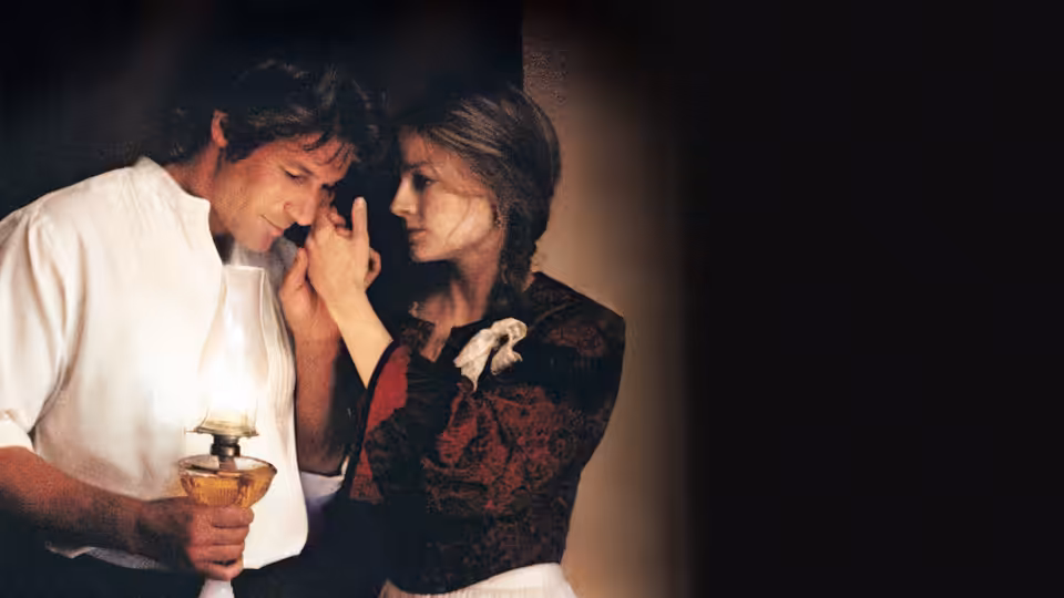 John Sommersby (Richard Gere) and Laurel Sommersby (Jodie Foster) lean close together indoors