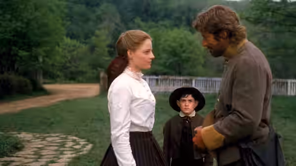 Laurel Sommersby (Jodie Foster), John Sommersby (Richard Gere) and their son stand outside their home