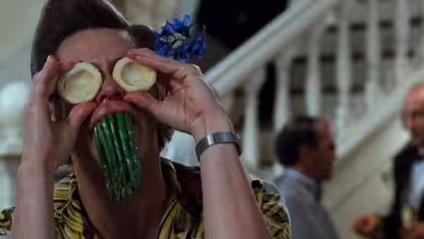 Ace Ventura (Jim Carrey) makes a face with vegetable slices over his eyes