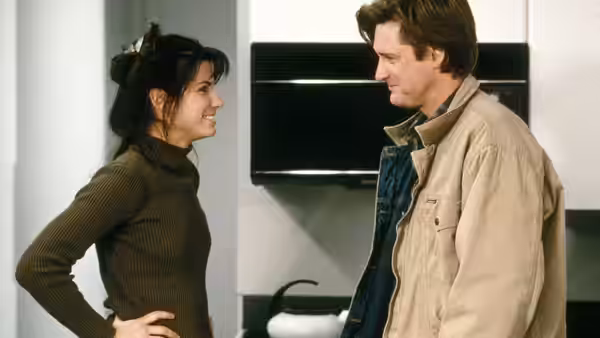 Lucy (Sandra Bullock) and Jack (Bill Pullman) face each other in a kitchen
