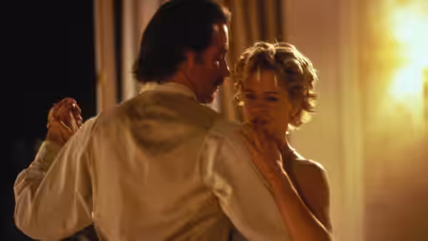 Luc Teyssier (Kevin Kline) and Kate (Meg Ryan) dance together indoors