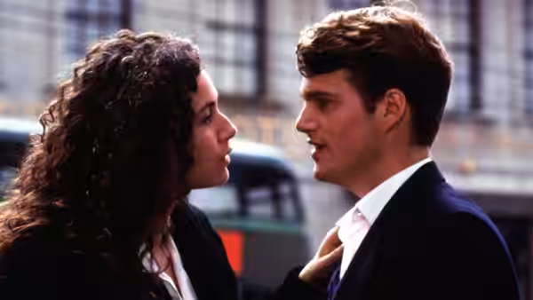 Benny Hogan (Minnie Driver) faces Jack Foley (Chris O'Donnell), resting a hand on his shoulder