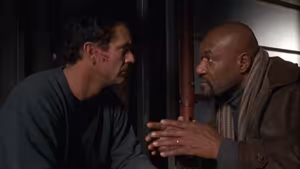 Tom Mullen (Mel Gibson), with a cut on his cheek, speaks with Agent Lonnie Hawkins (Delroy Lindo)