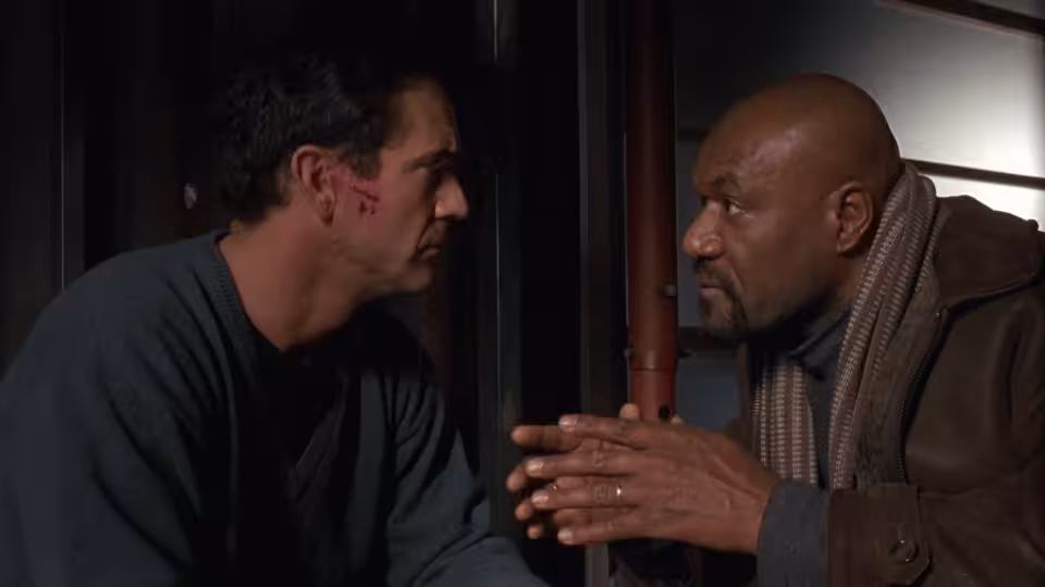 Tom Mullen (Mel Gibson), with a cut on his cheek, speaks with Agent Lonnie Hawkins (Delroy Lindo)