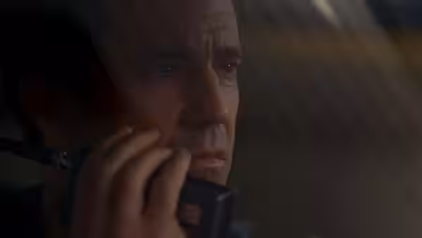 Tom Mullen (Mel Gibson) holds a telephone to his ear