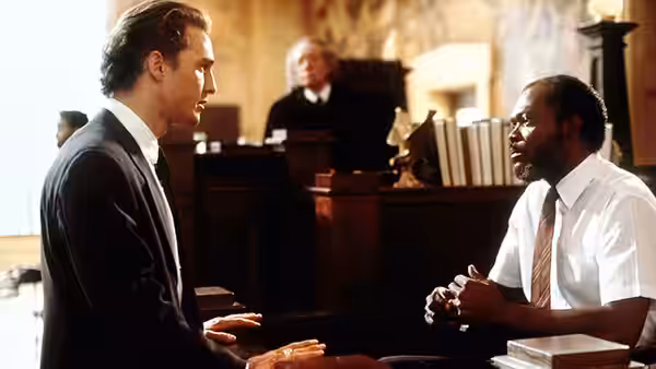 Jake Brigance (Matthew McConaughey) talks with Carl Lee Hailey (Samuel L. Jackson) in court