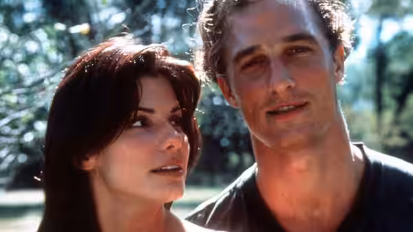 Jake Brigance (Matthew McConaughey) stands beside Carla Brigance (Ashley Judd) outdoors