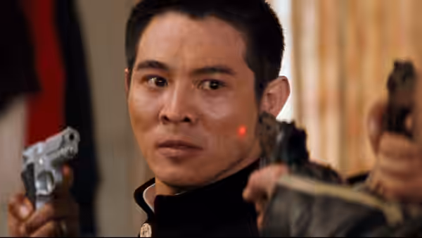 Wah Sing Ku (Jet Li) faces several guns pointed at him