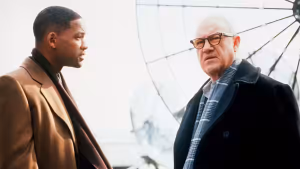 Robert Clayton Dean (Will Smith) talks with Brill (Gene Hackman) beside a satellite dish
