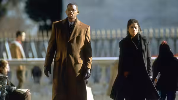 Robert Clayton Dean (Will Smith) and Rachel Banks (Lisa Bonet) walk through a city plaza