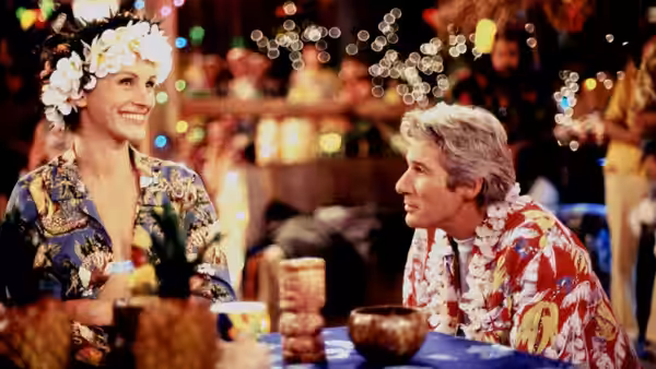 Maggie Carpenter (Julia Roberts) and Ike Graham (Richard Gere) sit together at a decorated table