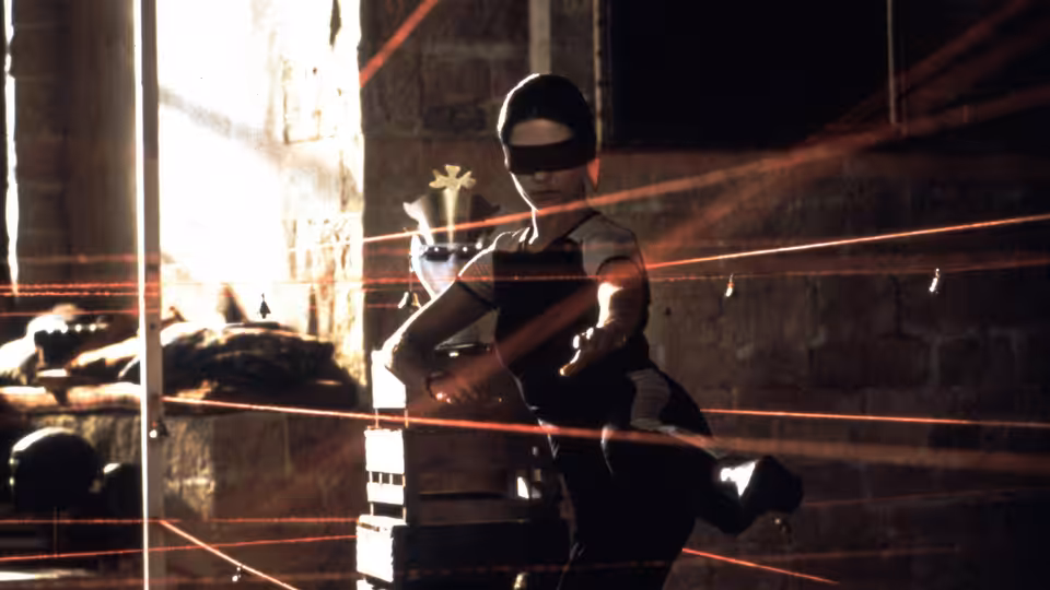 Gin Baker (Catherine Zeta-Jones) crouches among laser beams inside a secured room