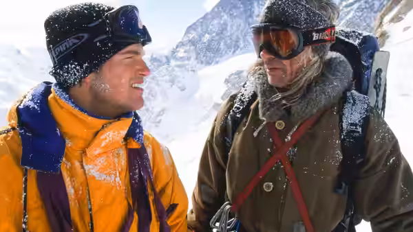 Peter Garrett (Chris O'Donnell) talks with Montgomery Wick (Scott Glenn) on a snowy mountain