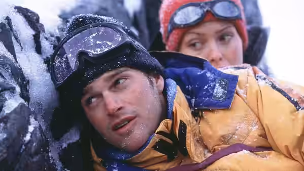 Peter Garrett (Chris O'Donnell) lies in the snow while Annie Garrett (Robin Tunney) looks over him