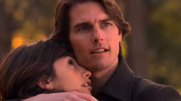 David Aames (Tom Cruise) holds Sofia Serrano (Penélope Cruz) close as they look ahead