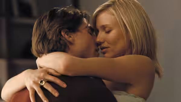 David Aames (Tom Cruise) and Julie Gianni (Cameron Diaz) embrace and kiss