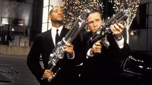Jay (Will Smith) and Kay (Tommy Lee Jones) hold alien blasters outside a building