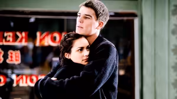 Matt Sullivan (Josh Hartnett) embraces Erica Sutton outside a storefront