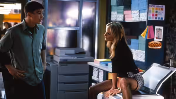 Matt Sullivan (Josh Hartnett) stands beside a woman seated on a copy shop counter