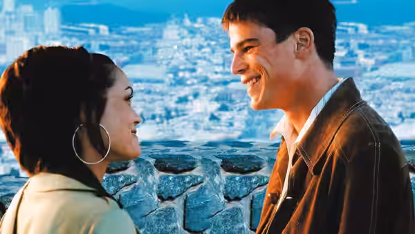 Matt Sullivan (Josh Hartnett) smiles at a woman beside a stone overlook
