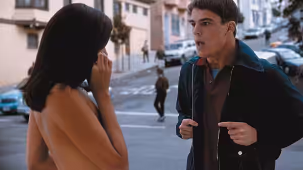 Matt Sullivan (Josh Hartnett) talks with a woman on a city sidewalk
