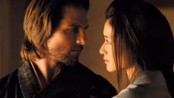 Nathan Algren (Tom Cruise) and Taka (Koyuki) gaze at each other indoors