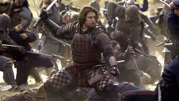 Nathan Algren (Tom Cruise) battles amid fallen soldiers, raising his sword in samurai armor