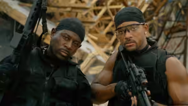 Detectives Marcus Burnett (Martin Lawrence) and Mike Lowrey (Will Smith) aim rifles in tactical gear