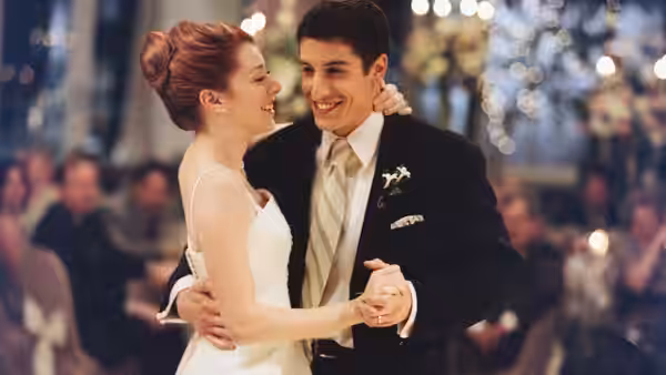 Jim Levenstein (Jason Biggs) and Michelle Flaherty (Alyson Hannigan) dance together at their wedding reception