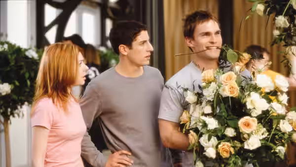 Michelle Flaherty (Alyson Hannigan) and Jim Levenstein (Jason Biggs) watch Steve Stifler (Seann William Scott) arrange flowers