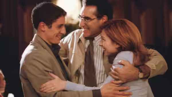 Jim Levenstein (Jason Biggs), Harold Flaherty (Fred Willard), and Michelle Flaherty (Alyson Hannigan) embrace