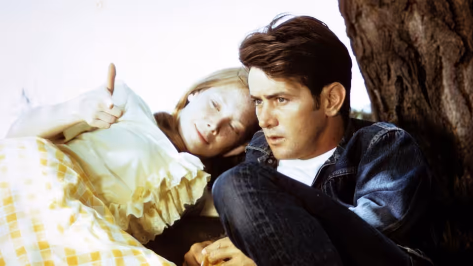 Holly (Sissy Spacek) resting on a blanket beside Kit (Martin Sheen)