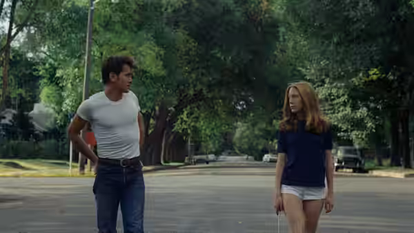 Kit (Martin Sheen) standing on a road facing Holly (Sissy Spacek)
