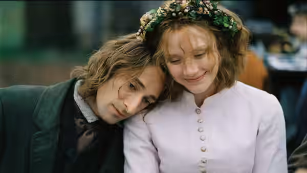 Lucius Hunt (Joaquin Phoenix) rests his head on Ivy Walker's shoulder