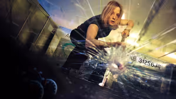 Kyle (Jodie Foster) braces herself against the aircraft fuselage