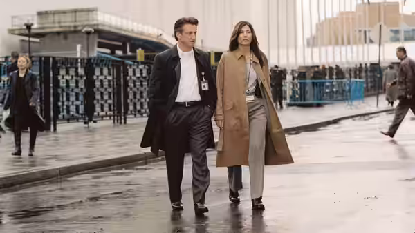 Tobin Keller (Sean Penn) walks beside Silvia Broome (Nicole Kidman) outside a guarded building