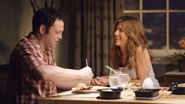 Gary (Vince Vaughn) and Brooke (Jennifer Aniston) eat dinner together at a table